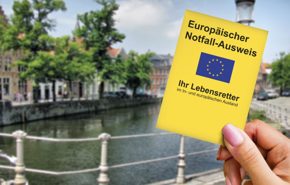 Hand hält den Notfallausweis für Europäische Länder